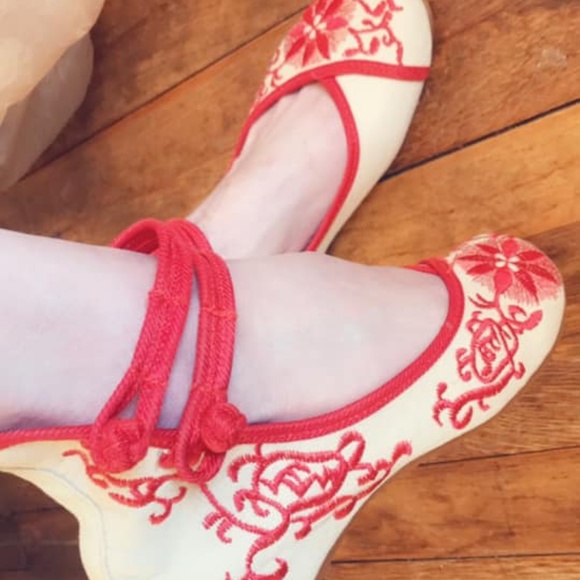 Womens white/red Chinese sandals, sz 7 - Picture 2 of 6